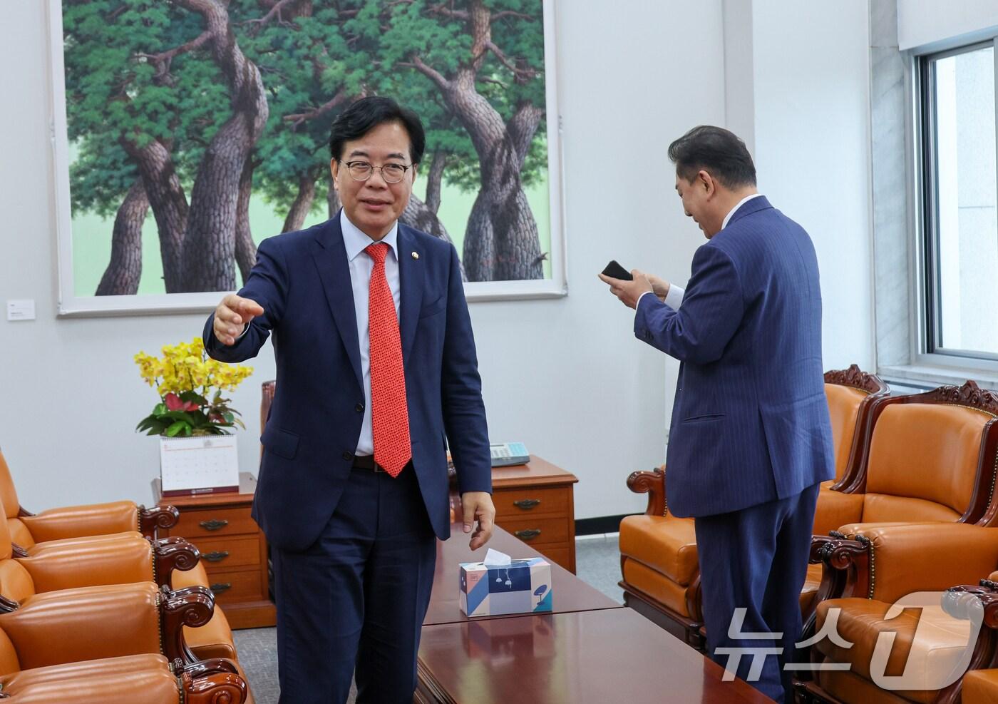 송언석 국민의힘 비상대책위원장 겸 원내대표(왼쪽)가 1일 오후 서울 여의도 국회 운영위원장실에서 김병기 더불어민주당 대표 직무대행 겸 원내대표와 비공개 회동하고 있다. 2025.7.1/뉴스1 ⓒ News1 안은나 기자