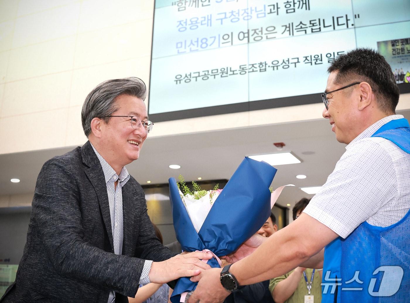 본문 이미지 - 1일 오전 김수영 유성구공무원노동조합 위원장이 정용래 유성구청장(왼쪽)에게 꽃다발을 전달하고 있다.(유성구 제공. 재판매 및 DB금지)/뉴스1