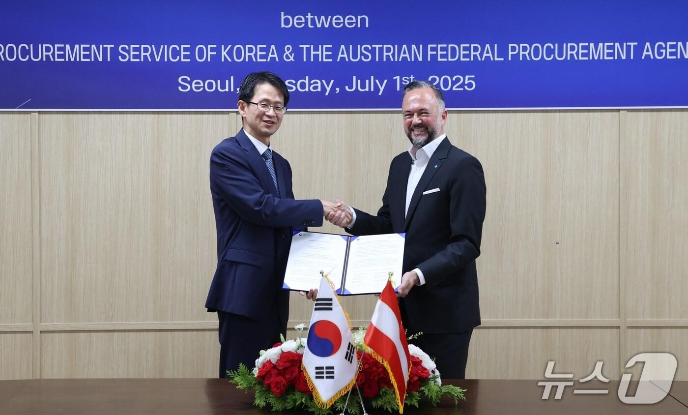 백승보 조달청 차장(왼쪽)이 1일 마틴 레돌터 오스트리아 연방조달공사 사장과 업무협약을 체결한 후 기념 촬영을 하고 있다.(조달청 제공.재판매 및 DB 금지)/뉴스1 