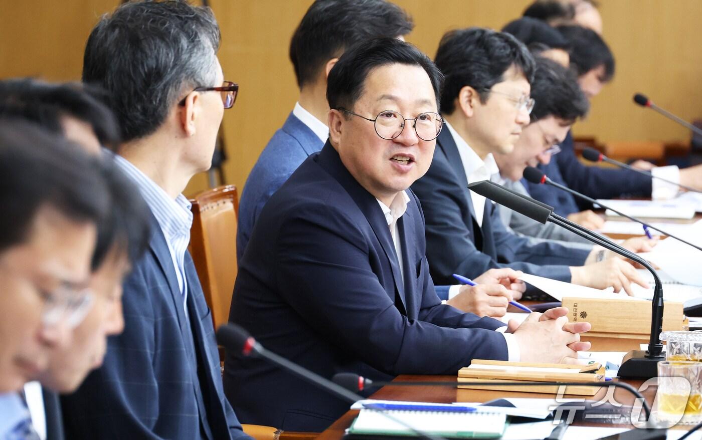 이장우 대전시장(가운데)이 1일 확대간부회의를 주재하고 긴축재정 돌입을 주문했다.(대전시 제공) /뉴스1