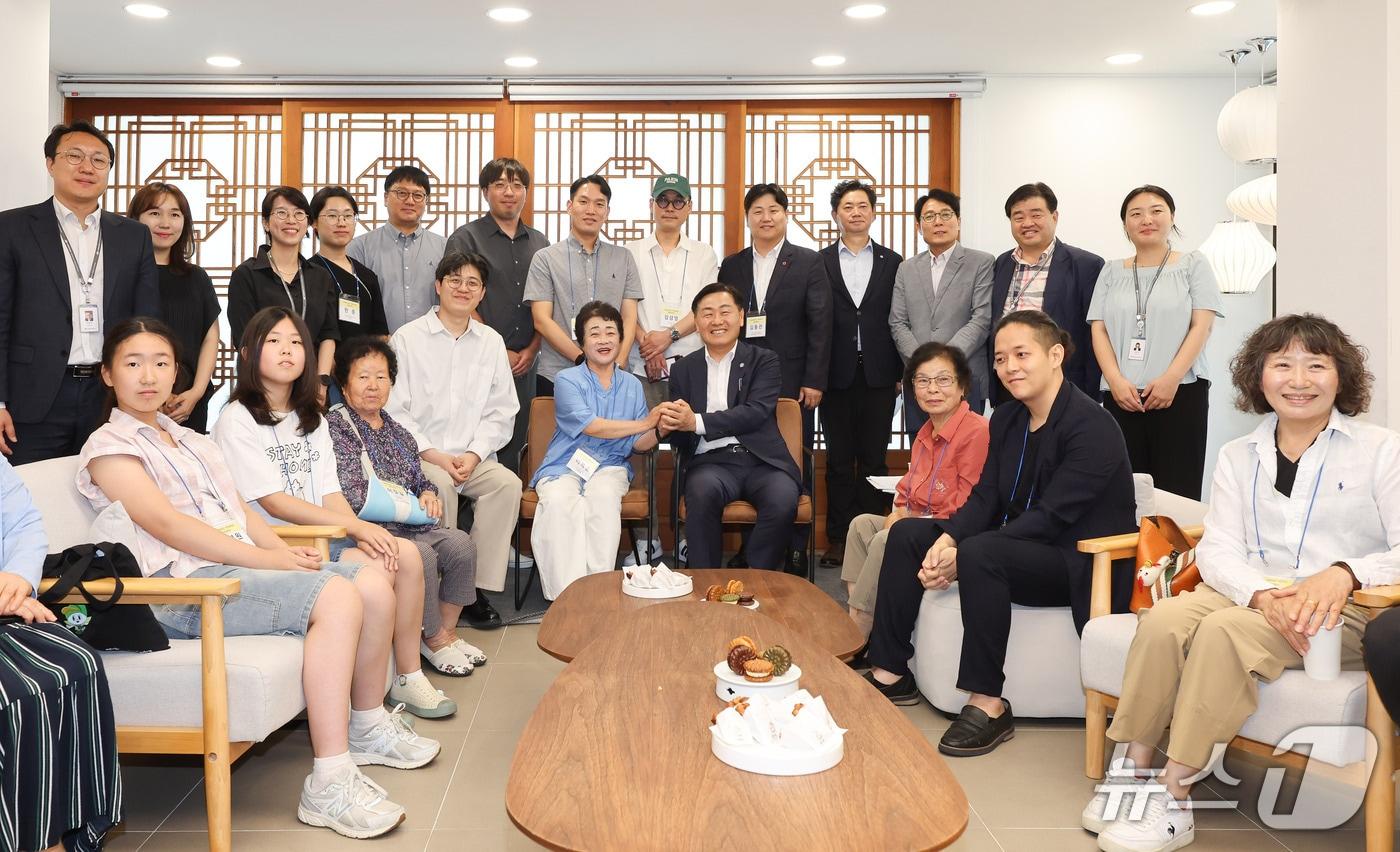 1일 전북 전주시 한옥마을 안쪽, 옛 도지사관사 자리에서 하얀양옥집 개관 1주년 '홈커밍데이' 행사가 개최된 가운데 김관영 도지사와 전시 참여 예술인 등이기념 촬영을 하고 있다. (전북도 제공. 재판매 및 DB금지)/뉴스1 