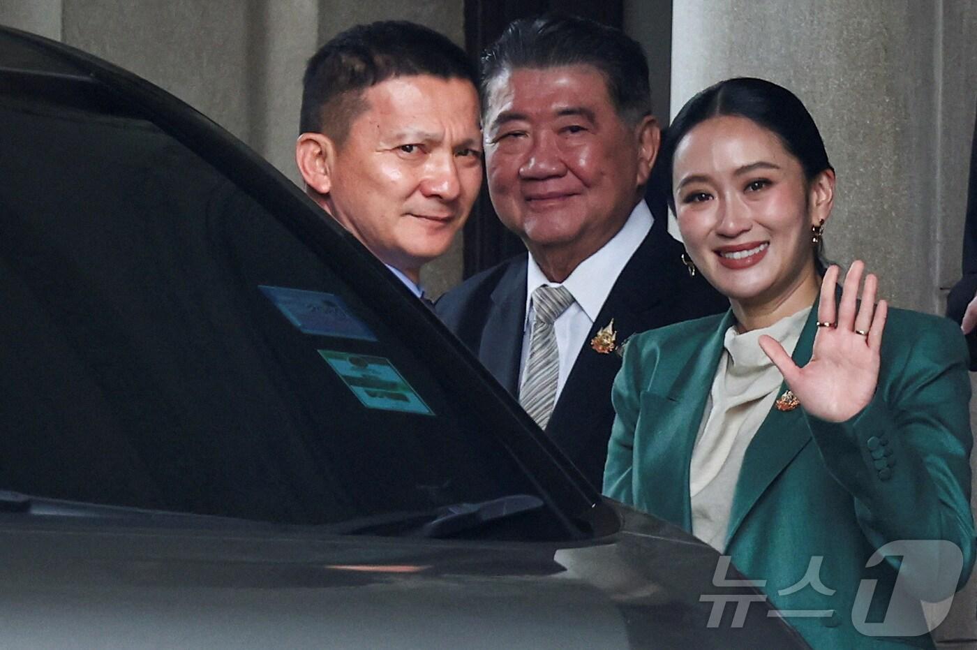 패통탄 친나왓 태국 총리가 1일 방콕 헌법재판소 앞에서 지지자들에게 인사를 하고 있다. 2025.07.01. ⓒ 로이터=뉴스1 ⓒ News1 양은하 기자