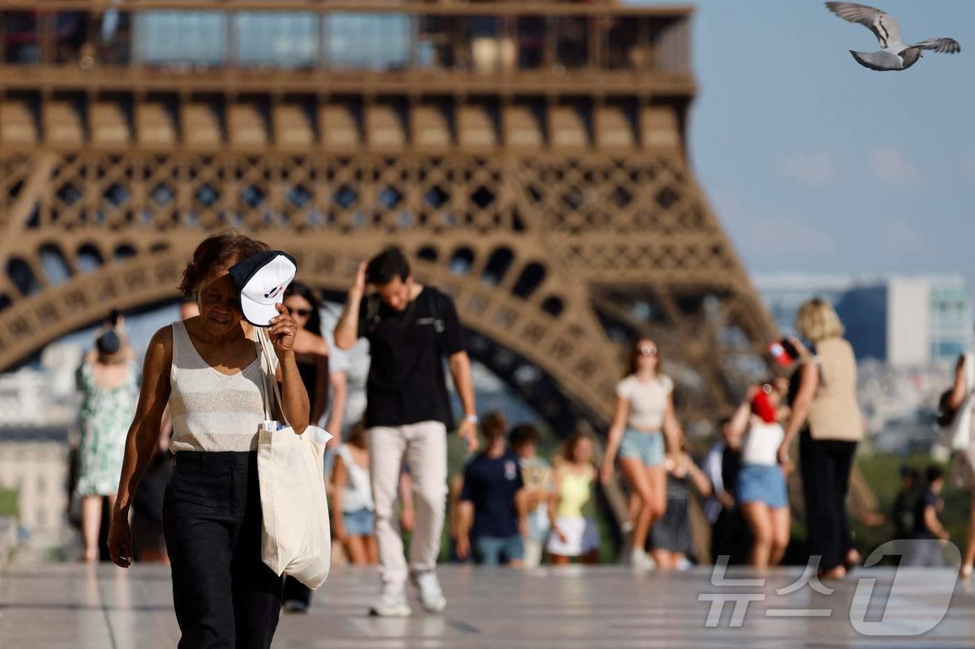 30일&#40;현지시간&#41; 찜통 더위 속 프랑스 파리 에펠탑 앞 광장을 관광객과 시민들이 지나고 있다. 2025.6.30 ⓒ AFP=뉴스1 ⓒ News1 이지예 객원기자