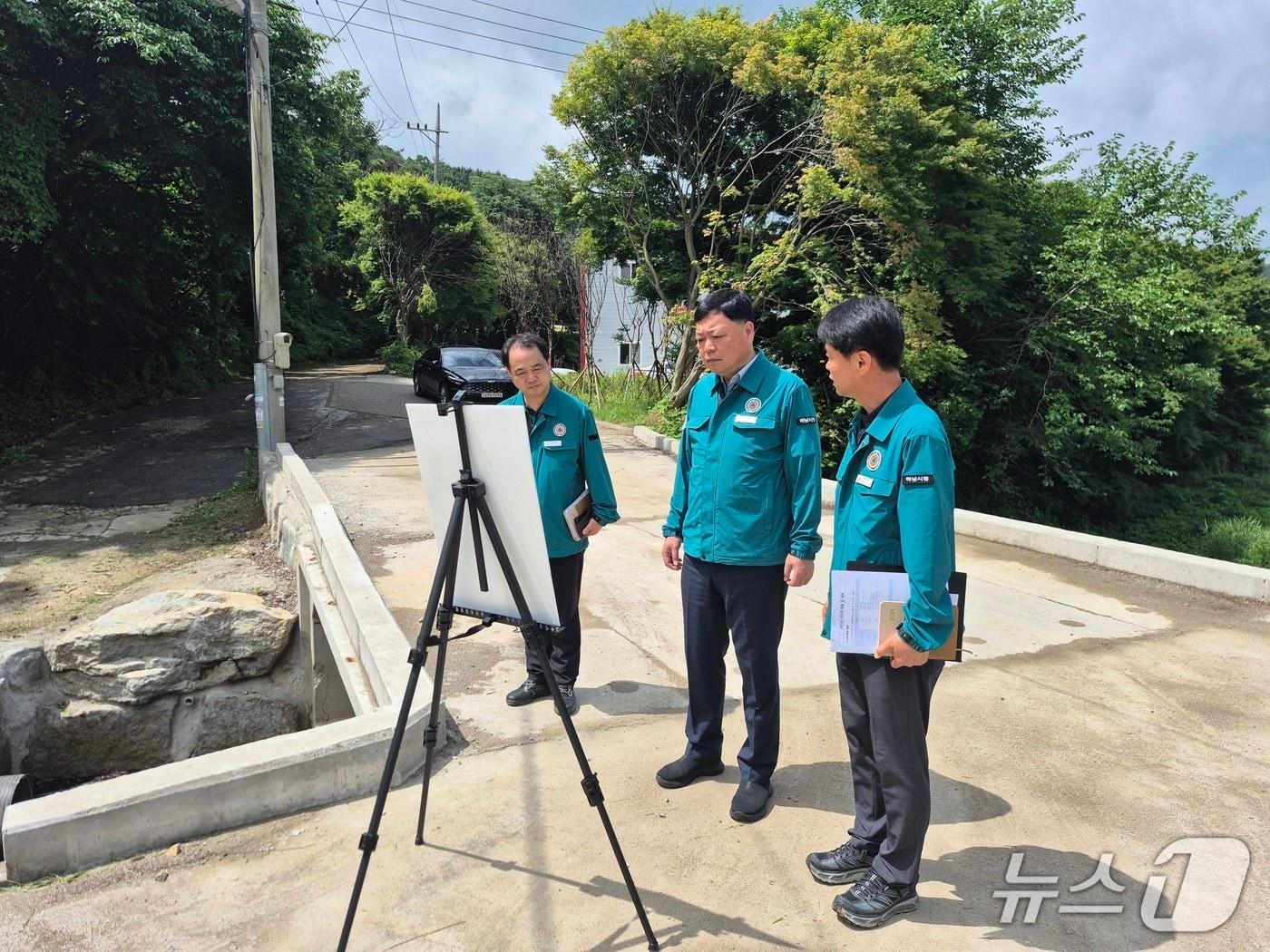 본문 이미지 -  김용천 경기 하남시 부시장이 취임 첫날인 1일 현안 현장을 방문, 업무 일정을 소화하고 있다.(하남시 제공. 재판매 및 DB 금지)/뉴스1
