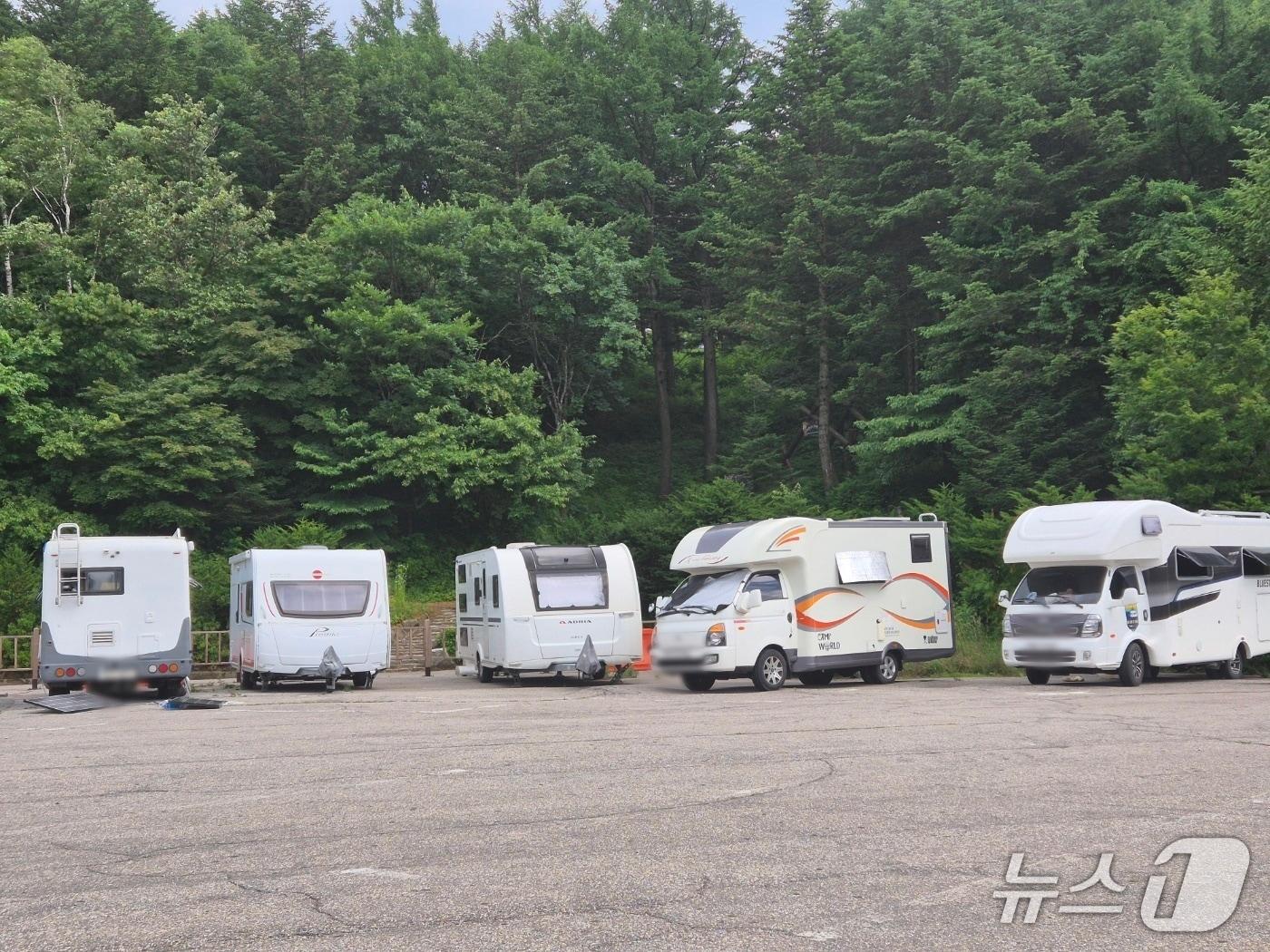 본문 이미지 - 강원지역에 폭염특보가 발효된 1일, 옛 영동고속도로 하행선 평창 대관령마을 휴게소 인근 공터에 캠핑차량이 주차돼 있다. 2025.7.1/뉴스1 윤왕근 기자