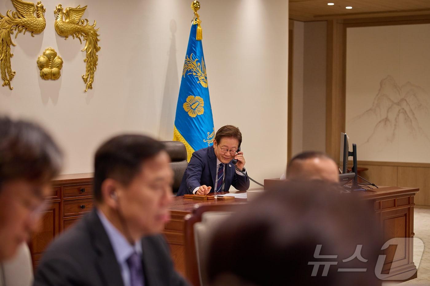 이재명 대통령이 1일 서울 용산구 대통령실 청사 집무실에서 전화 통화를 하고 있다. (대통령실 제공. 재판매 및 DB 금지) 2025.7.1/뉴스1 ⓒ News1 이재명 기자