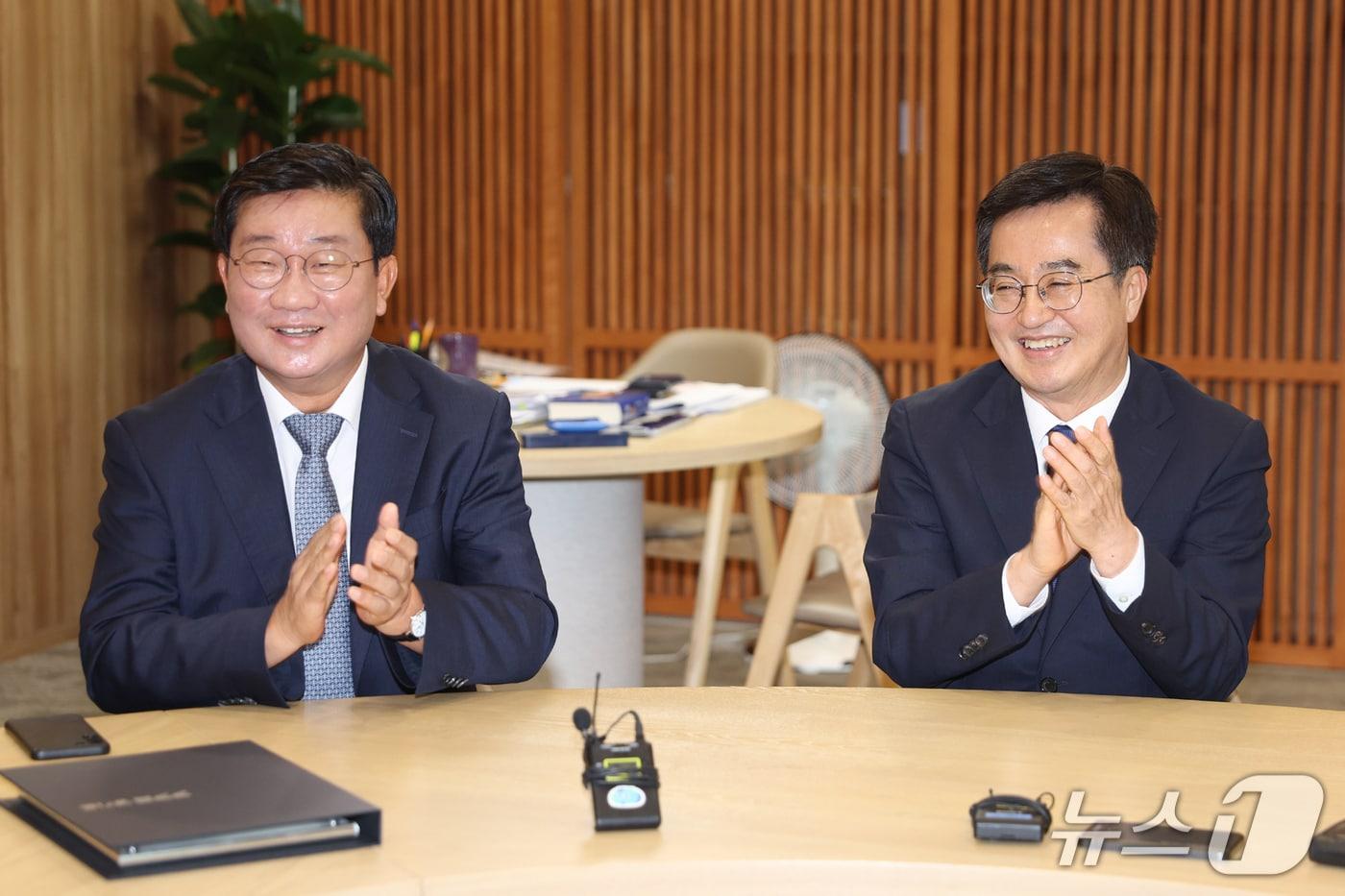 지난 2024년 8월 26일 오후 집무실에서 김동연 경기도지사가 전해철 도정자문위원장에게 위촉장을 수여하고 환담을 하고 있다.&#40;경기도 제공. 재판매 및 DB금지&#41;