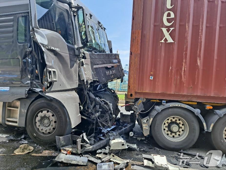 본문 이미지 - 1일 오후 2시 4분쯤 창원시 진해구 용원동 부산신항 북컨테이너부두 인근 도로에서 신호 대기 중인 화물 트레일러에 트레일러가 추돌해 60대 A 씨가 숨졌다. 사진은 사고 현장 모습.(창원소방본부 제공. 재판매 및 DB금지)