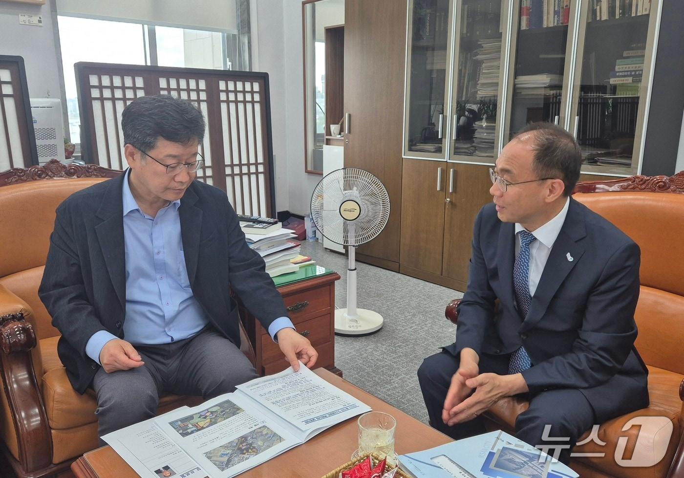 부임 첫날인 1일 국회에서 안호영 국회의원을 만난 최재용 익산부시장.&#40;익산시 제공. 재판매 및 DB금지&#41;
