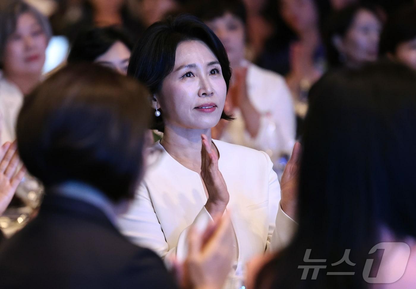 이재명 대통령의 부인 김혜경 여사가 1일 오후 서울 중구 신라호텔에서 열린 '제4회 여성기업주간 개막식'에 참석해 손뼉을 치고 있다. 2025.7.1/뉴스1 ⓒ News1 구윤성 기자