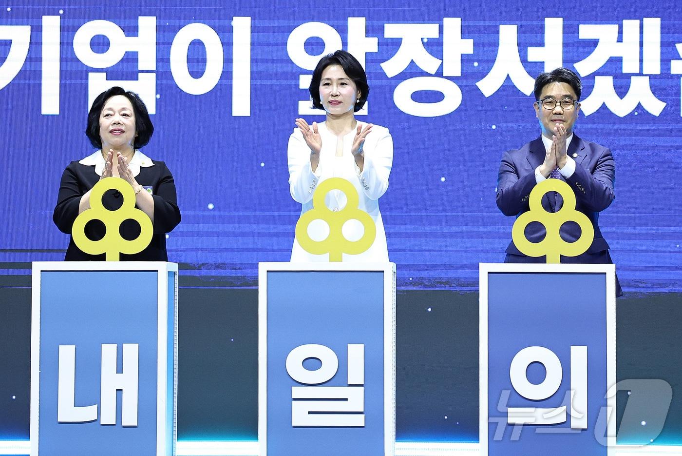 이재명 대통령의 부인 김혜경 여사가 1일 오후 서울 중구 신라호텔에서 열린 &#39;제4회 여성기업주간 개막식&#39;에 참석해 기념촬영을 하고 있다. 왼쪽부터 박창숙 한국여성경제인협회 회장, 김 여사, 김성섭 중소벤처기업부 차관. 2025.7.1/뉴스1 ⓒ News1 구윤성 기자