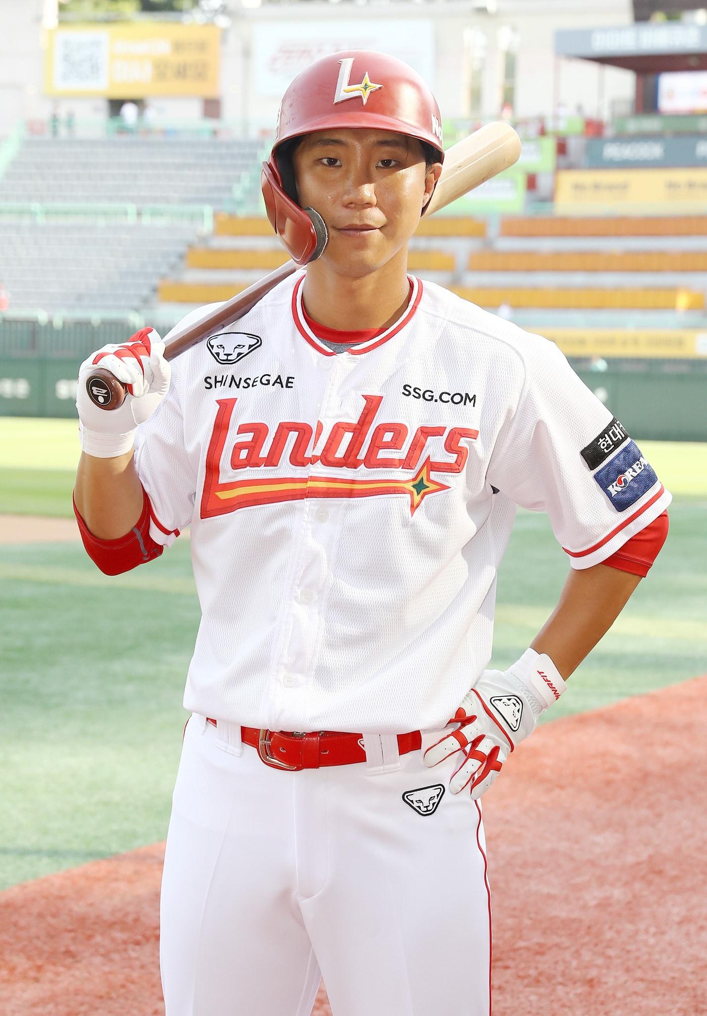 본문 이미지 - SSG 랜더스는 1일 KBO에 외야수 최민창의 임의해지를 신청했다. (SSG 랜더스 제공)