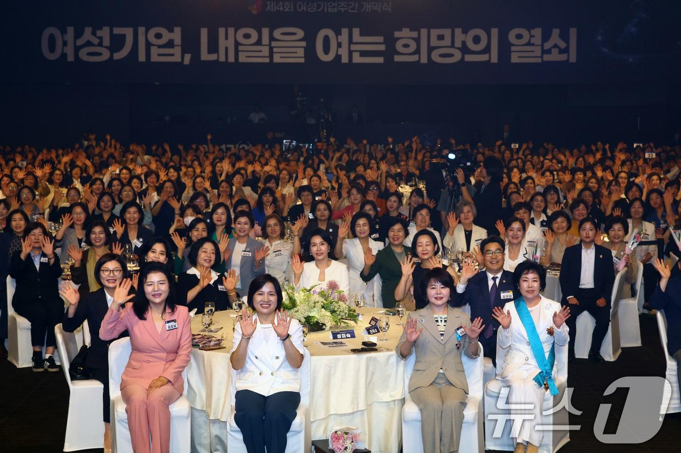 본문 이미지 - 이재명 대통령의 부인 김혜경 여사를 비롯한 참석자들이 지난해 7월 서울 중구 신라호텔에서 열린 '제4회 여성기업주간 개막식'에서 기념촬영을 하고 있다. (공동취재) 2025.7.1 ⓒ 뉴스1 구윤성 기자