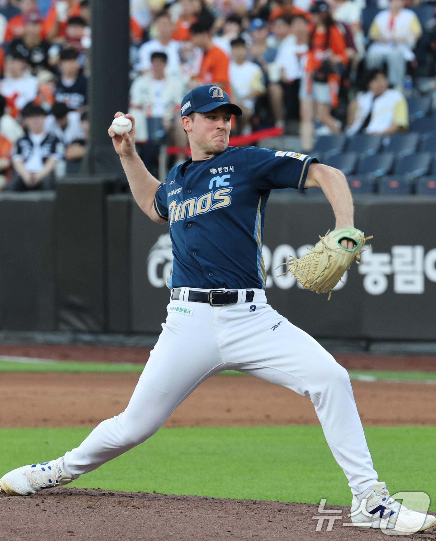 본문 이미지 - 1일 오후 대전한화생명 볼파크에서 열린 프로야구 '2025 신한 SOL뱅크 KBO 리그' 한화 이글스와 NC 다이노스 경기에서 NC 선발 투수 라일리가 역투하고 있다. 2025.7.1/뉴스1 ⓒ News1 김기태 기자