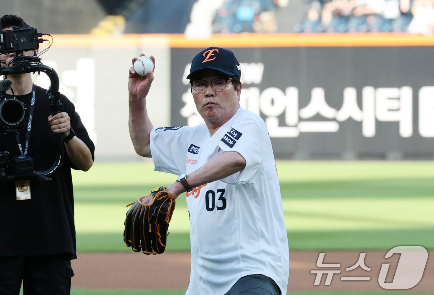 1일 오후 대전한화생명 볼파크에서 열린 프로야구 '2025 신한 SOL뱅크 KBO 리그' 한화 이글스와 NC 다이노스 경기에서 김동일 충남 보령시장이 시구하고 있다. 2025.7.1/뉴스1 ⓒ News1 김기태 기자