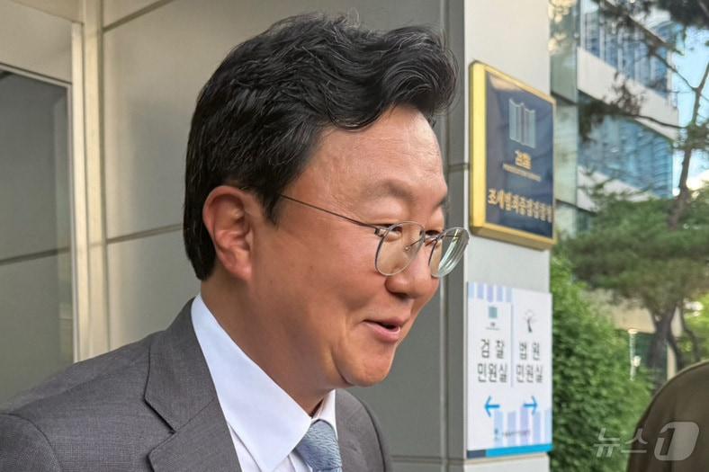 본문 이미지 - 서울중앙지검장에 임명된 정진우 서울북부지검장이 1일 오후 서울 도봉구 서울북부지검 청사에서 퇴근하고 있다. 2025.7.1/뉴스1 ⓒ News1 김형준 기자