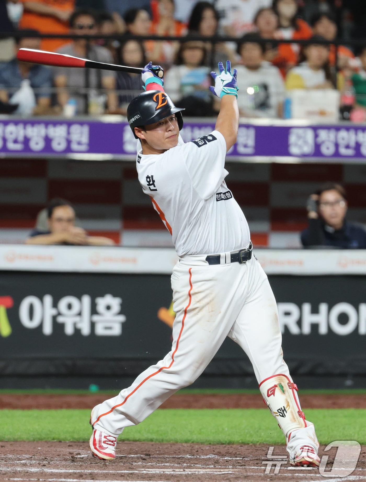본문 이미지 - 1일 오후 대전한화생명 볼파크에서 열린 프로야구 &#39;2025 신한 SOL뱅크 KBO 리그&#39; 한화 이글스와 NC 다이노스 경기에서 7회말 한화 노시환이 타격을 하고 있다. 2025.7.1/뉴스1 ⓒ News1 김기태 기자