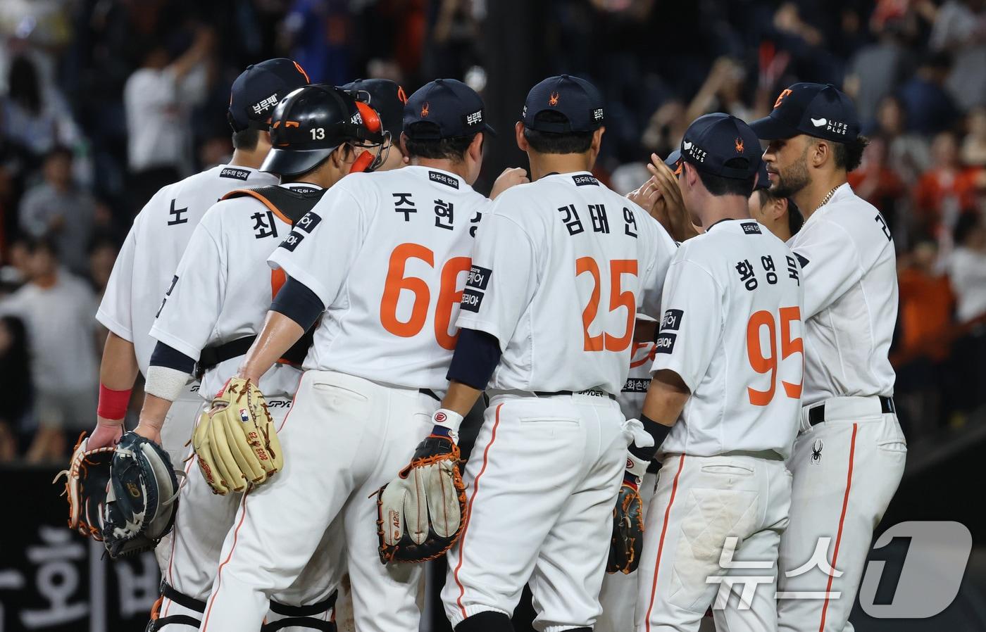 1일 오후 대전한화생명 볼파크에서 열린 프로야구 &#39;2025 신한 SOL뱅크 KBO 리그&#39; 한화 이글스와 NC 다이노스 경기에서 승히한 한화 선수들이 자축하고 있다. 2025.7.1/뉴스1 ⓒ News1 김기태 기자
