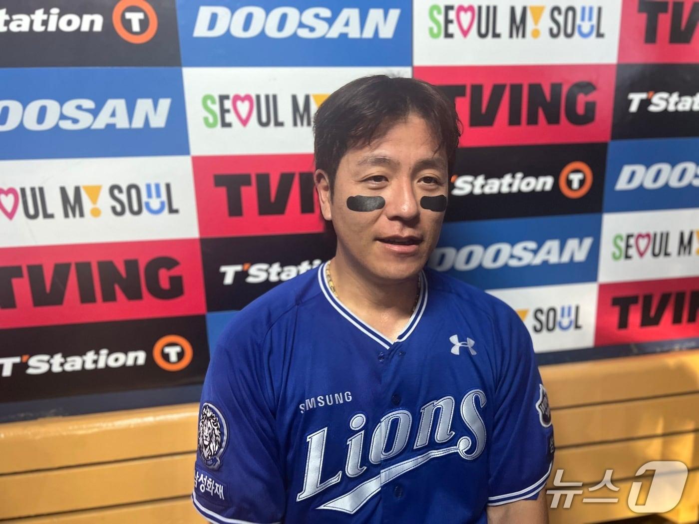 본문 이미지 - 삼성 라이온즈 포수 강민호가 1일 열린 KBO리그 잠실 두산 베어스전에서 4-1 승리를 이끈 뒤 인터뷰하고 있다. 2025.7.1/뉴스1 ⓒ News1 이상철 기자