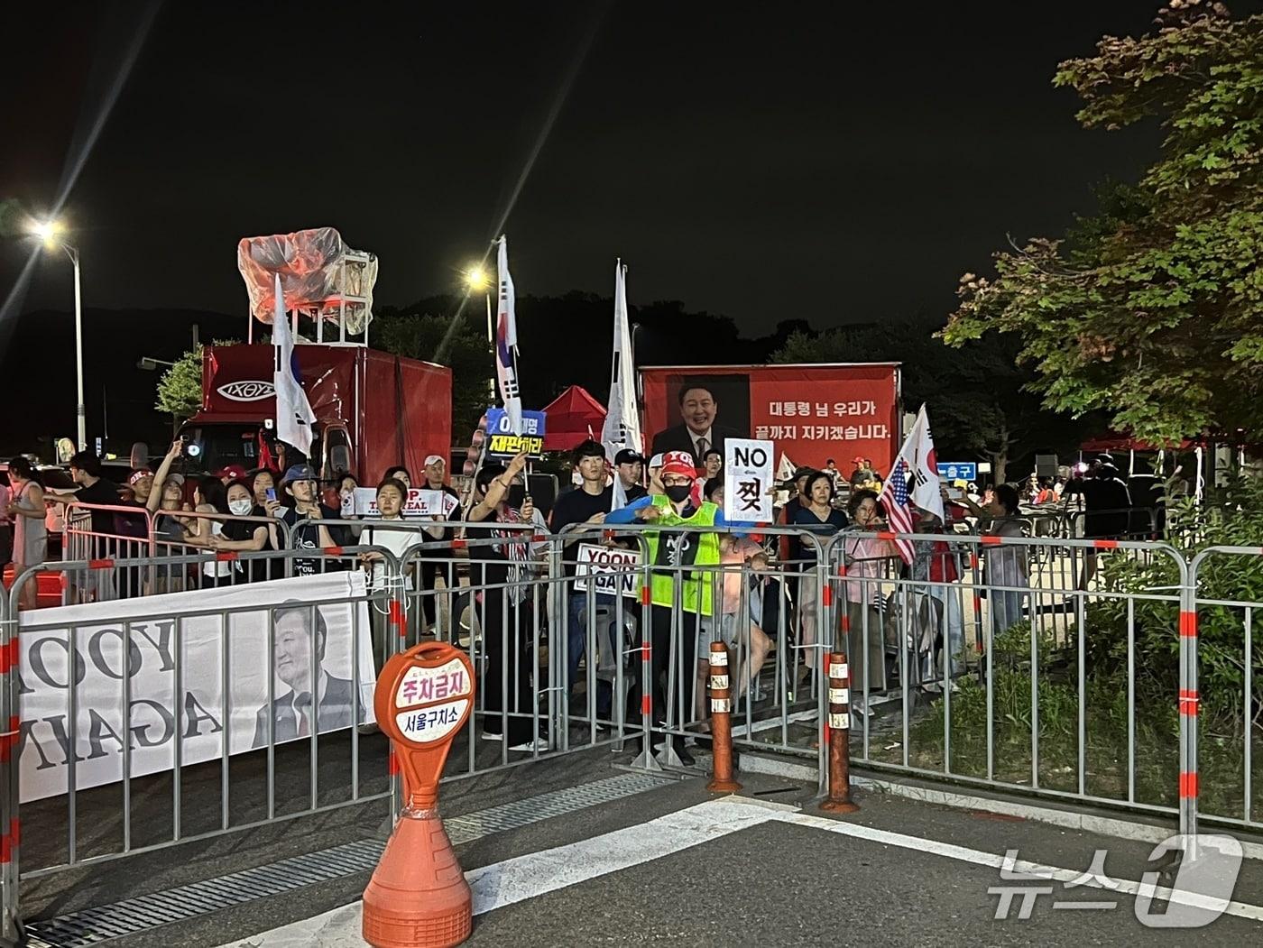 본문 이미지 - 10일 윤석열 전 대통령 지지자들이 서울구치소 앞에서 집회를 여는 모습. 2025.7.10/뉴스1 ⓒ News1 심서현 기자