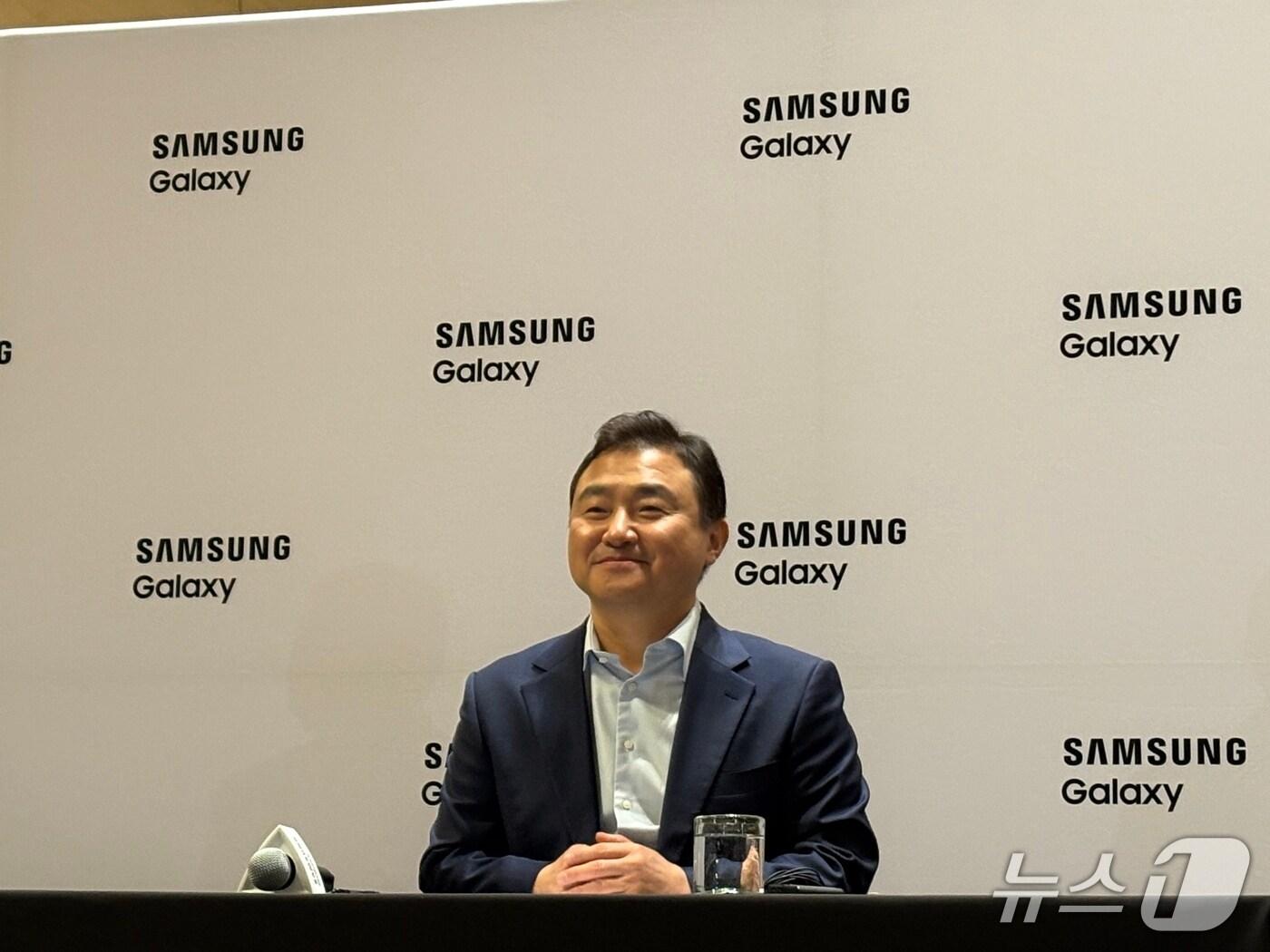 본문 이미지 - 노태문 삼성전자DX부문장 직무대행(사장)이 9일(현지시간) 미국 뉴욕 브루클린에서 개최한 갤럭시 언팩 2025 행사 이후 개최한 기자간담회에서 답변하고 있다. 2025.07.09. /뉴스1 ⓒNews1 김정현 기자