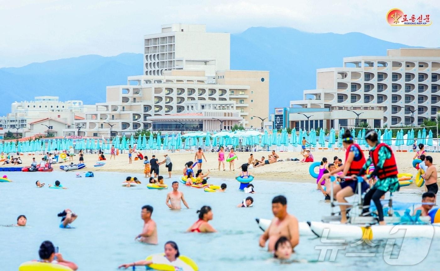 &#40;평양 노동신문=뉴스1&#41; = 북한 노동당 기관지 노동신문은 10일 &#34;황홀경의 명사십리, 행복의 인파십리＂라며 원산갈마해안관광지구를 홍보했다. [국내에서만 사용가능. 재배포 금지. DB 금지. For Use Only in the Republic of Korea. Redistribution Prohibited] rodongphoto@news1.kr