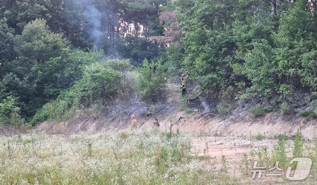 본문 이미지 - 10일 오전 4시43분쯤 경북 안동시 정상동의 한 야산 인근 들에서 불이 나 연기가 솟아오르고 있다. (경북소방본부 제공. 재판매 및 DB 금지)2025.7.10/뉴스1