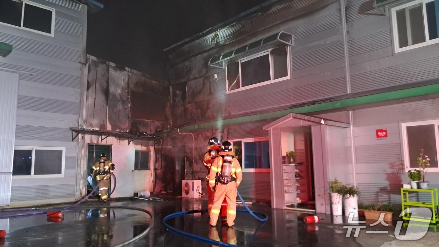 10일 0시31분쯤 경북 경산시 와촌면 산업용 세라믹 부품 제조공장에서 불이나 소방 대원들이 진화하고 있다.(경북소방본부 제공. 재판매 및 DB 금지)2025.7.10/뉴스1