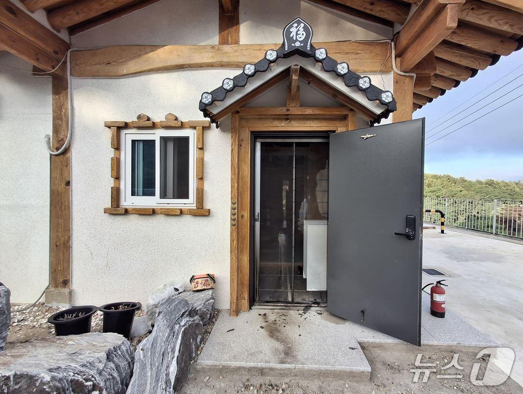 본문 이미지 - 방화로 현관이 시커멓게 그을린 경북 영덕군 영덕읍의 한 펜션 모습. 불을 지른 펜션 주인은 경찰에 체포됐다.(경북소방본부 제공. 재판매 및 DB 금지)2025.7.10/뉴스1