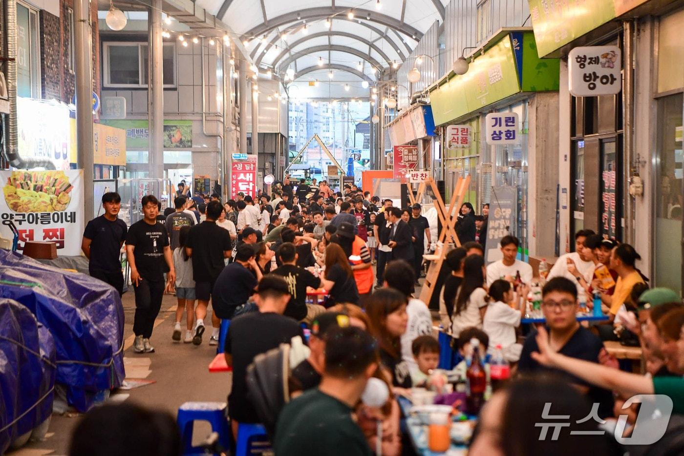 지난 6월 열린 &#39;양구야시장가서먹고놀장&#39;.&#40;양구군 제공. 재판매 및 DB금지&#41;/뉴스1
