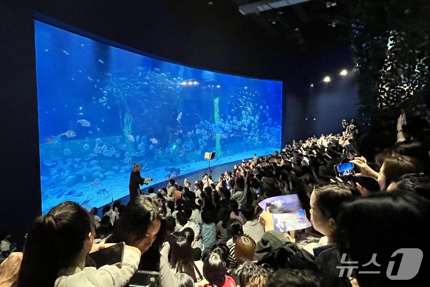 메인수조 앞에 가득한 베트남 현지 관람객들의 모습(롯데월드 제공)