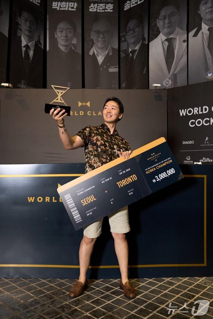 본문 이미지 - '월드클래스 코리아 REVIVE 2025' 파이널 대회에서 우승을 차지한 박희만 바텐더(디아지오코리아 제공)