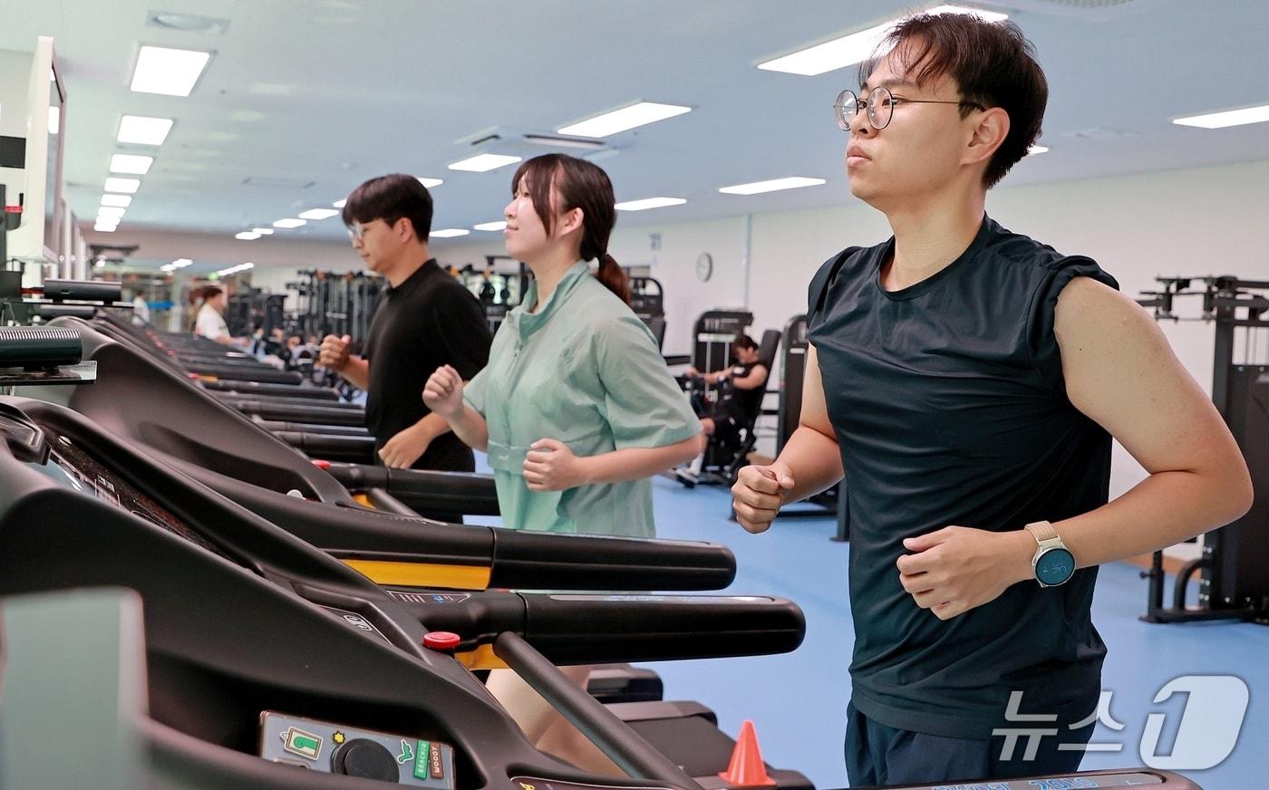 충북 괴산군 반다비 국민체육센터에서 회원들이 운동을 하고 있다.(괴산군 제공, 재판매 및 DB금지)/뉴스1