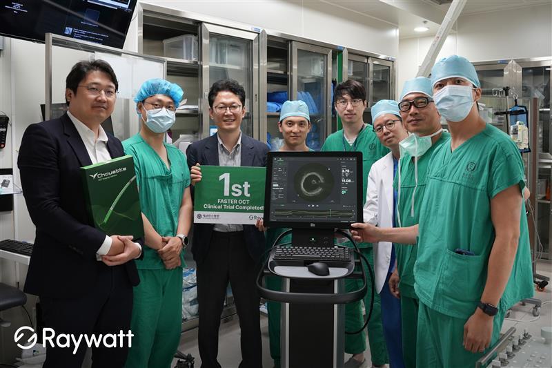 본문 이미지 - 레이와트와 세브란스 심장혈관병원 연구진이 초고속 OCT 임상시험 성공을 기념하고 있다. (레이와트 제공)