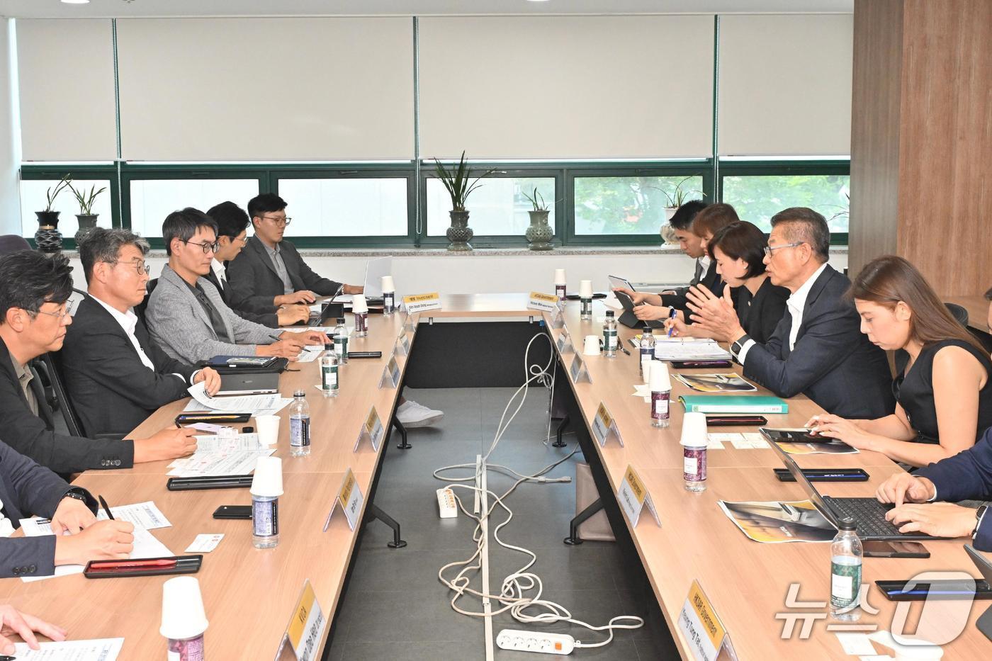 한국벤처캐피탈협회와 홍콩특별행정구 정부 재정사 간 열린 간담회에서 참석자들이 벤처투자 협력 방안을 논의하고 있다.&#40;한국벤처캐피탈협회 제공&#41;