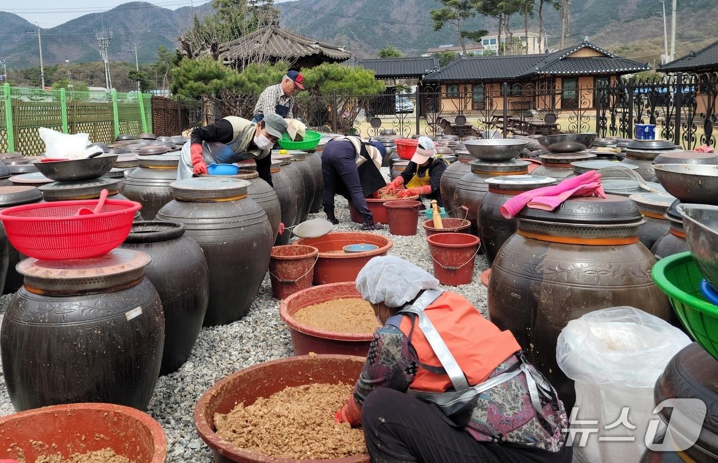 충북 증평 농촌체험휴양마을인 장이익어가는 마을에서 관광객이 장가르기 체험을 하고 있다.&#40;증평군 제공, 재판매 및 DB금지&#41;/뉴스1