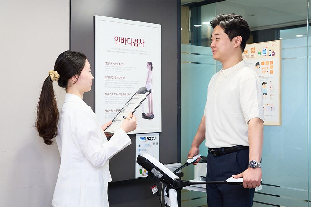 본문 이미지 - '여름맞이 몸짱이벤트'에 참여한 SK네트웍스 구성원이 인바디 검사를 진행하고 있다(SK네트웍스 제공). ⓒ 뉴스1