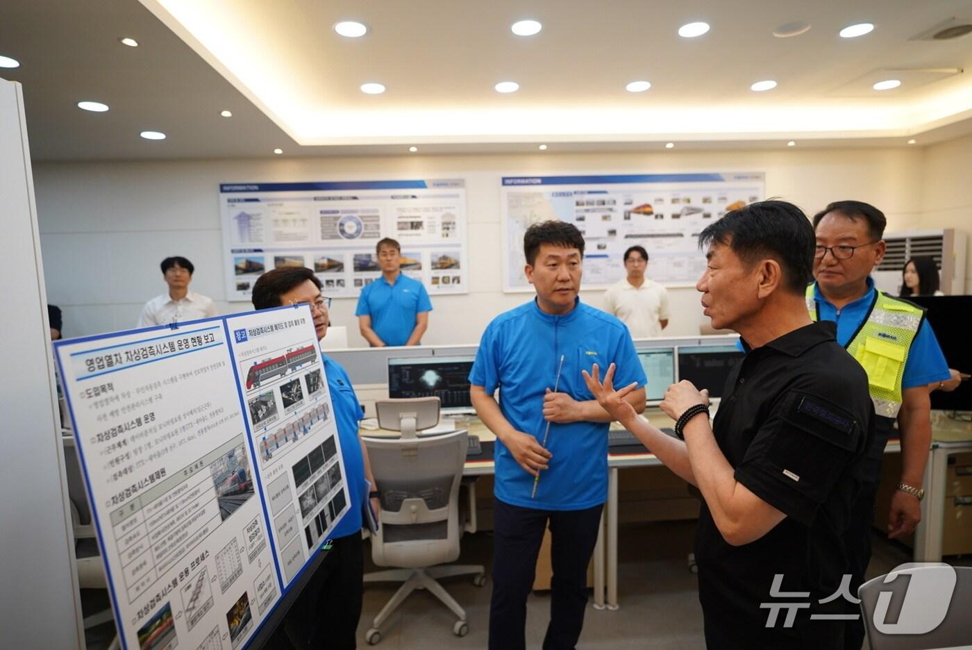 한문희 코레일 사장이 9일 오후 충북 오송역 인근 선로 유지보수 데이터 분석실에서 디지털, AI 기반 스마트 유지보수 시스템을 점검하고 있다. (코레일 제공.재판매 및 DB 금지)/뉴스1 (코레일 제공.재판매 및 DB 금지)/뉴스1