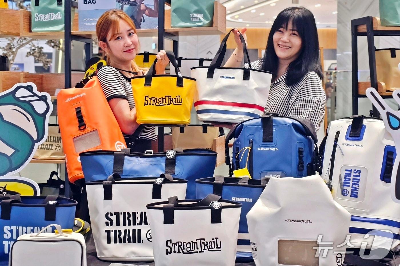 신세계백화점 센텀시티 관계자가 스트림트레일 제품을 선보이고 있다.(신세계센텀시티 제공. 재판매 및 DB 금지))