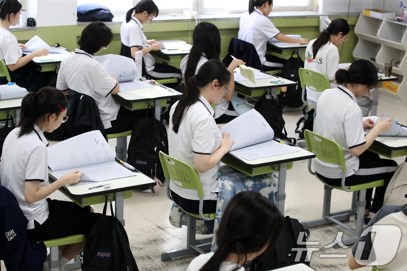 2025학년도 7월 고3 전국연합학력평가가 치러진 10일 오전 대구 수성구 대구여자고등학교에서 고3 학생들이 1교시 국어 영역 시험을 시작하고 있다. 2025.7.10/뉴스1 ⓒ News1 공정식 기자