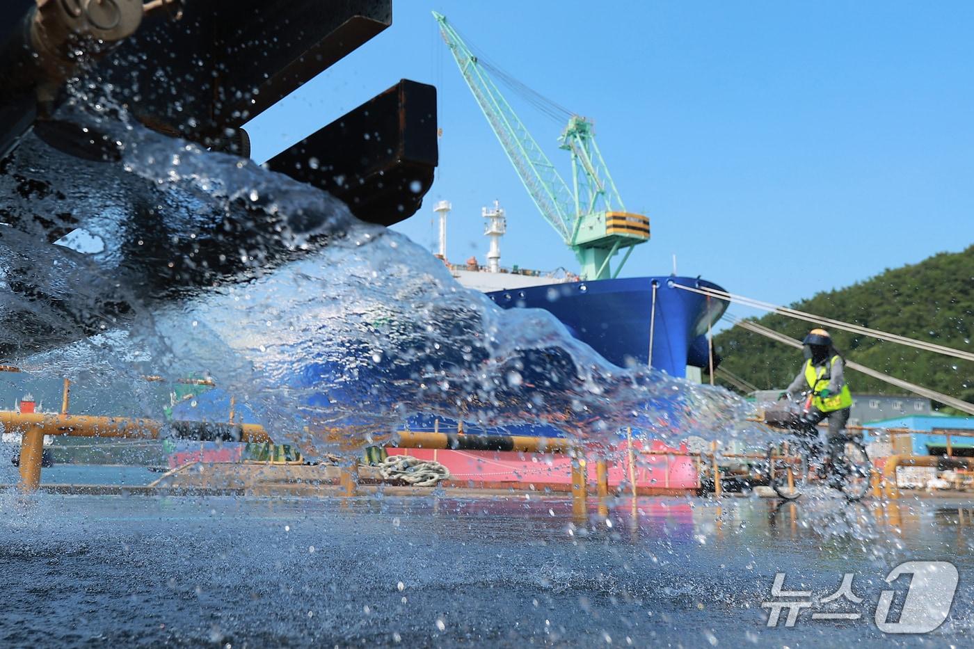 조선소 작업장 온도를 낮추기 위해 살수차가 물을 뿌리고 있다.(삼성중공업 제공. 재판매 및 DB금지)