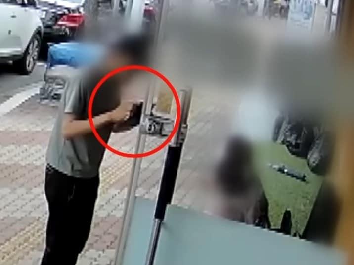 본문 이미지 - 캄보디아 여성들을 촬영하는 유튜버. (JTBC '사건반장')