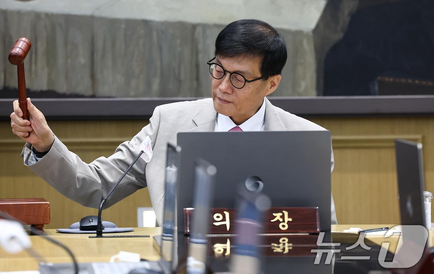 이창용 한국은행 총재가 10일 서울 중구 한국은행 본관에서 열린 금융통화위원회에서 의사봉을 두드리며 개회 선언을 하고 있다. 2025.7.10/뉴스1 ⓒ News1 김도우 기자