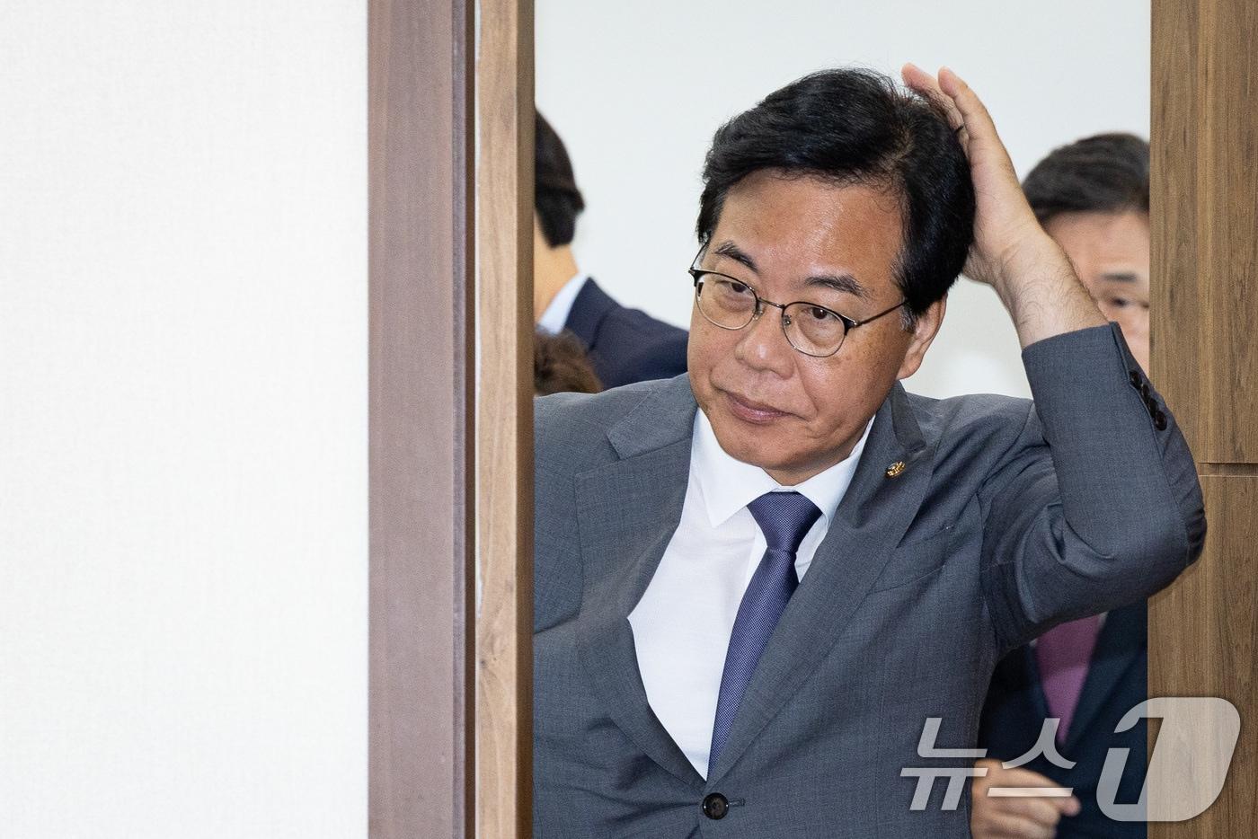 국민의힘 송언석 비상대책위원장 겸 원내대표가 10일 서울 여의도 국회에서 열린 비상대책위원회의에 참석하고 있다. ⓒ News1 유승관 기자