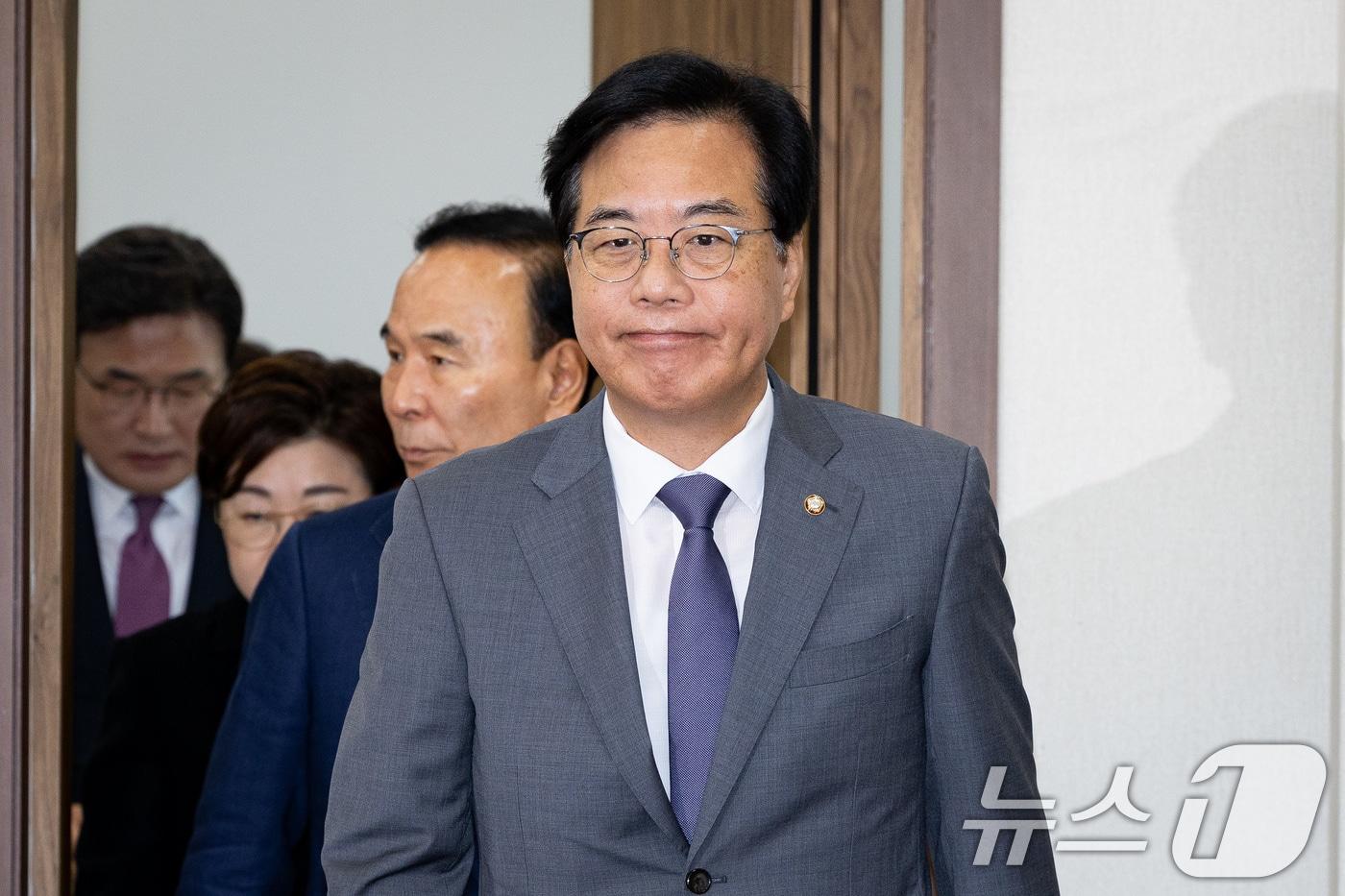 국민의힘 송언석 비상대책위원장 겸 원내대표가 10일 서울 여의도 국회에서 열린 비상대책위원회의에 참석하고 있다. 2025.7.10/뉴스1 ⓒ News1 유승관 기자
