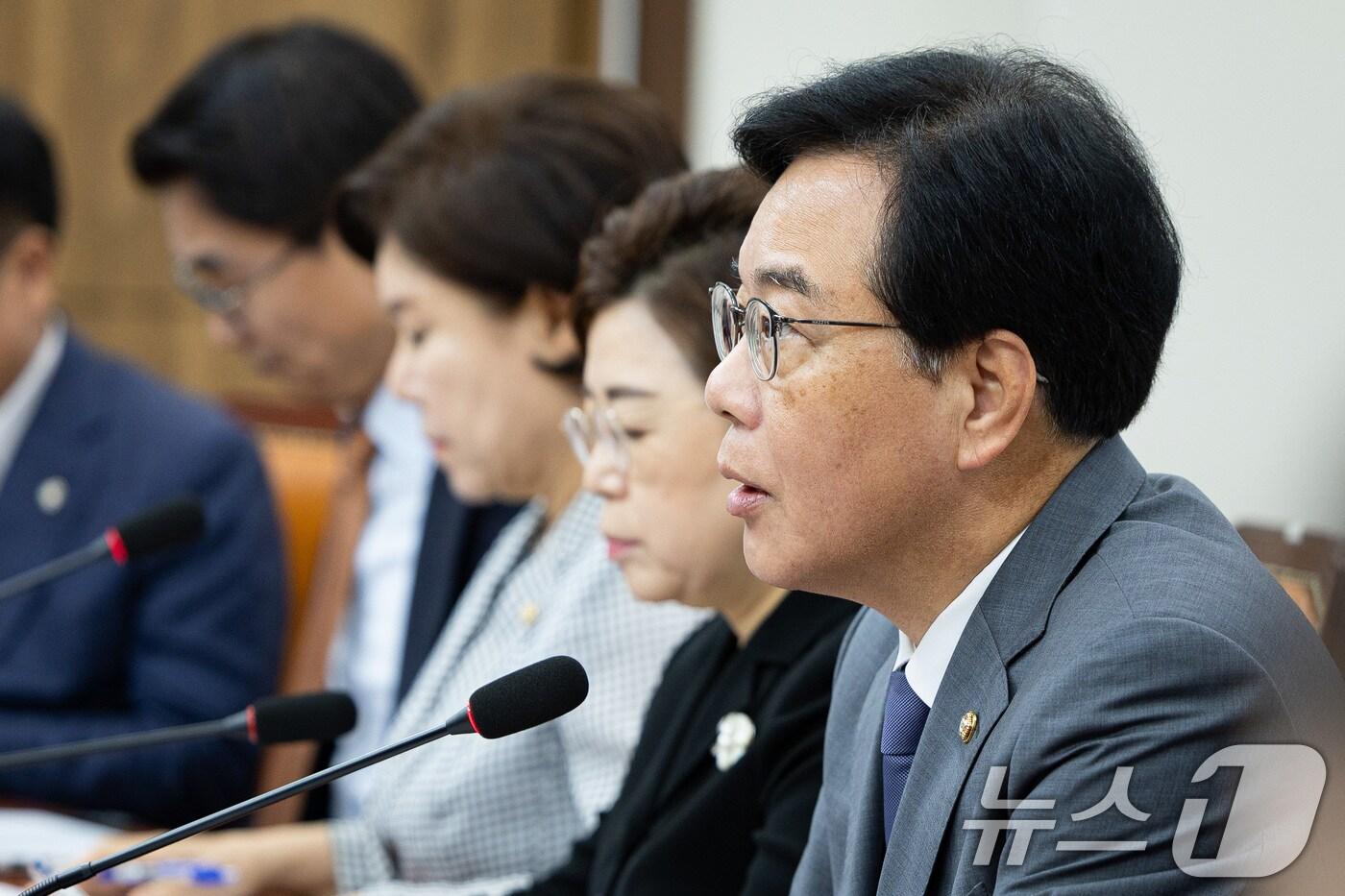 국민의힘 송언석 비상대책위원장 겸 원내대표가 10일 서울 여의도 국회에서 열린 비상대책위원회의에서 모두 발언을 하고 있다. 2025.7.10/뉴스1 ⓒ News1 유승관 기자