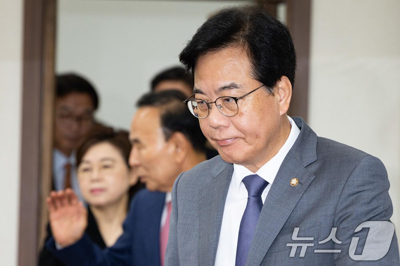 국민의힘 송언석 비상대책위원장 겸 원내대표가 10일 서울 여의도 국회에서 열린 비상대책위원회의에 참석하고 있다. 2025.7.10/뉴스1 ⓒ News1 유승관 기자