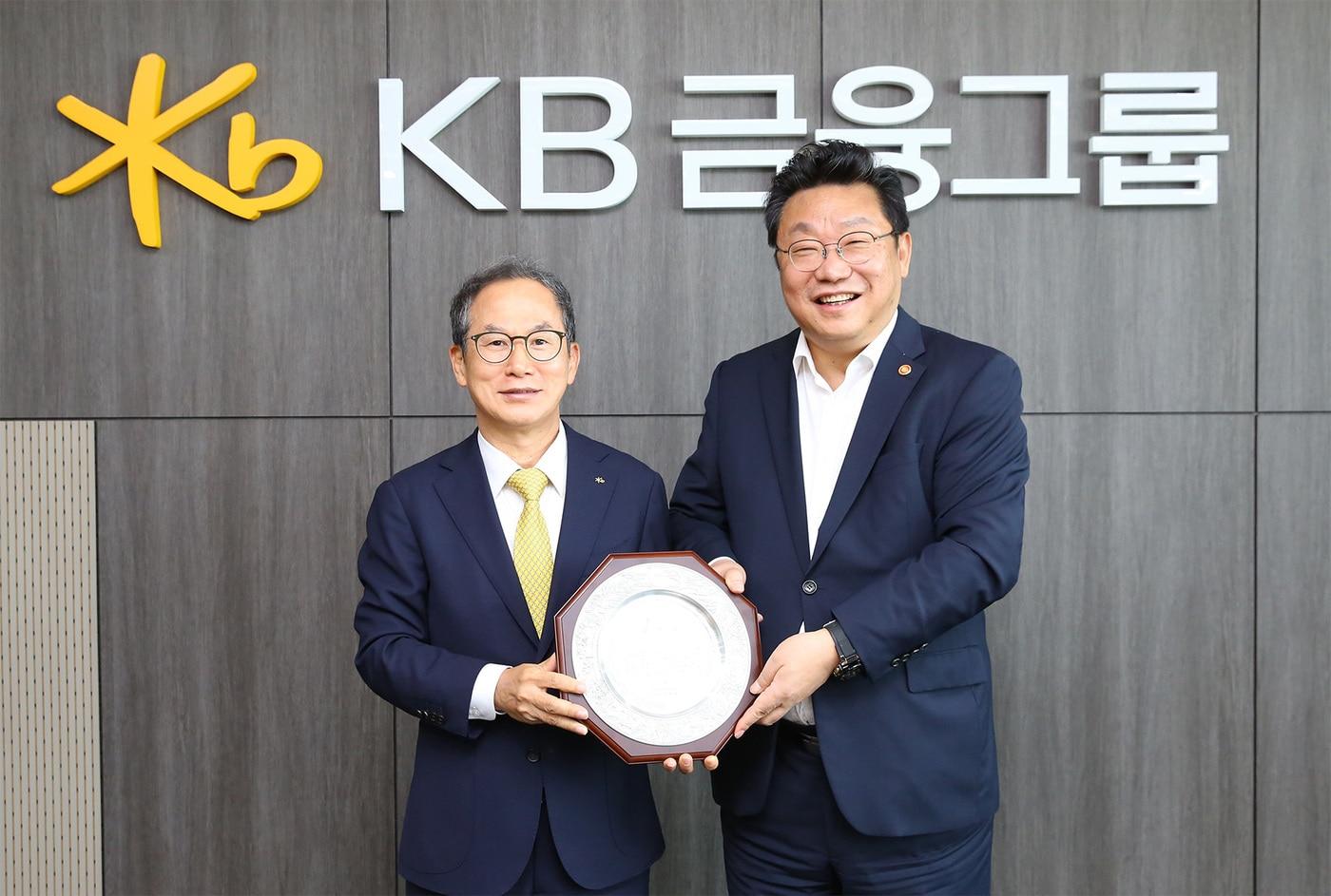 양종희 KB금융그룹 회장과 주형환 저출생고령사회위원회 부위원장이 지난 9일 여의도 KB국민은행 신관에서 기념촬영을 하고 있다.&#40;KB금융 제공&#41;