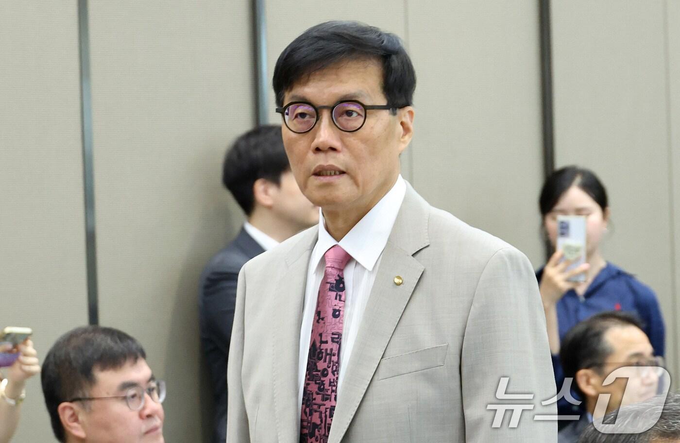 이창용 한국은행 총재가 10일 오전 서울 중구 한국은행에서 열린 금융통화위원회 본회의에 참석하고 있다. /뉴스1