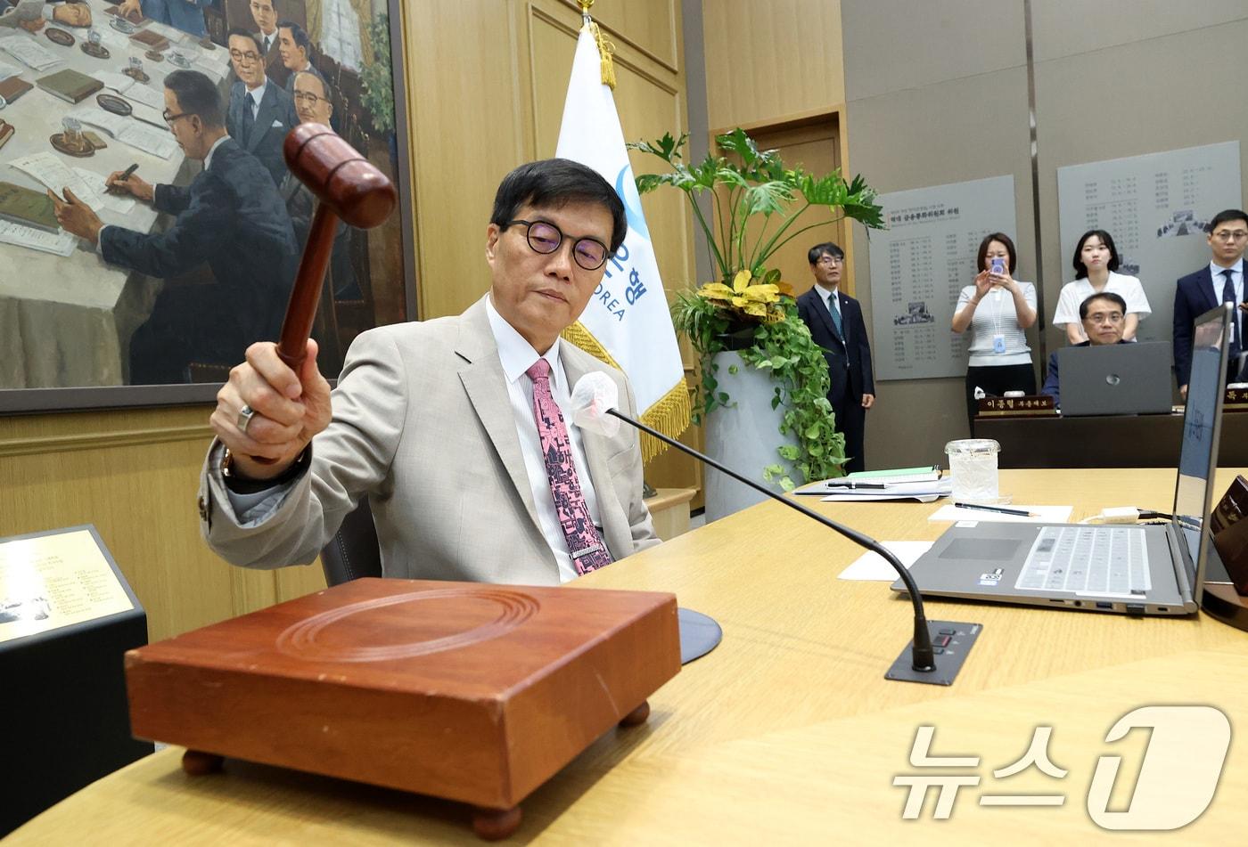 이창용 한국은행 총재가 10일 오전 서울 중구 한국은행에서 열린 금융통화위원회 본회의에서 의사봉을 두드리고 있다. 2025.7.10/뉴스1 ⓒ News1 사진공동취재단